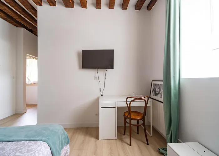 Le Clos De La Tour Bed & Breakfast 3*